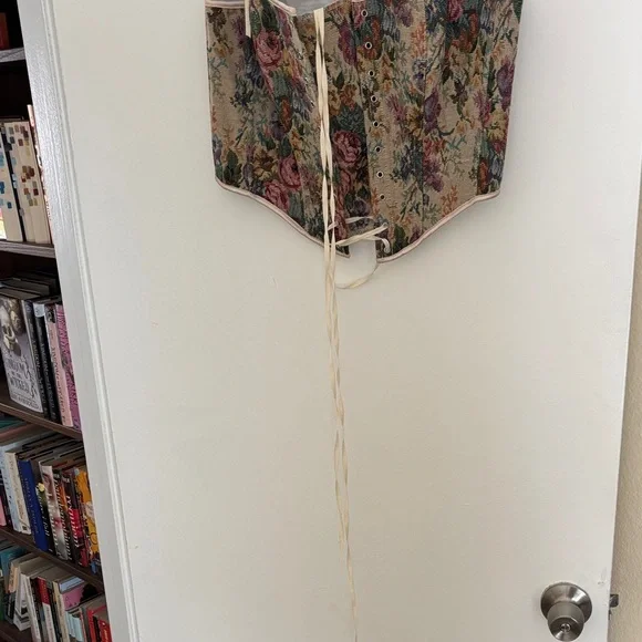 Floral Corset | Renaissance Staple - Picture 4 of 7